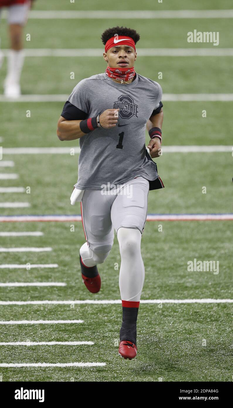 Indianapolis, Stati Uniti. 19 dicembre 2020. Ohio state Buckeyes quarterback Justin Fields si riscalda per la partita dei Buckeyes contro i Northwestern Wildcats nel Big Ten Championship Sabato 19 dicembre 2020 a Indianapolis, Indiana. Foto di Aaron Josefczyk/UPI Credit: UPI/Alamy Live News Foto Stock