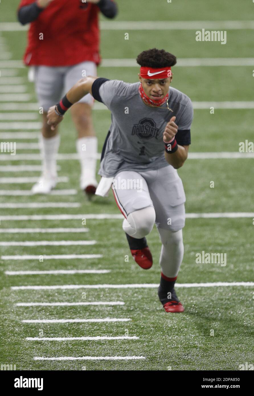 Indianapolis, Stati Uniti. 19 dicembre 2020. Ohio state Buckeyes quarterback Justin Fields si riscalda per la partita dei Buckeyes contro i Northwestern Wildcats nel Big Ten Championship Sabato 19 dicembre 2020 a Indianapolis, Indiana. Foto di Aaron Josefczyk/UPI Credit: UPI/Alamy Live News Foto Stock