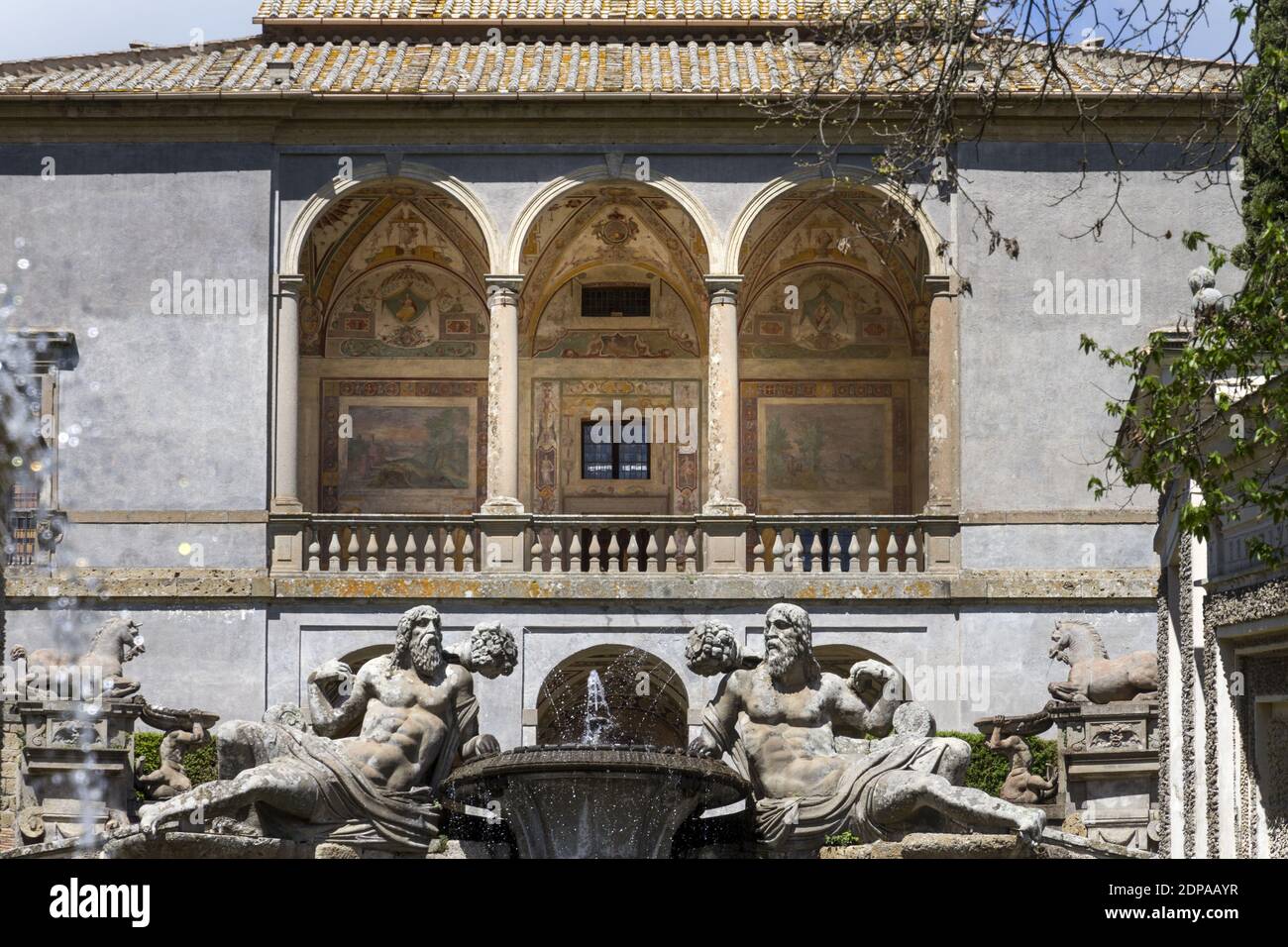 Una vista della fontana nei giardini superiori a. Villa Farnese a Caprarola in una giornata estiva Foto Stock