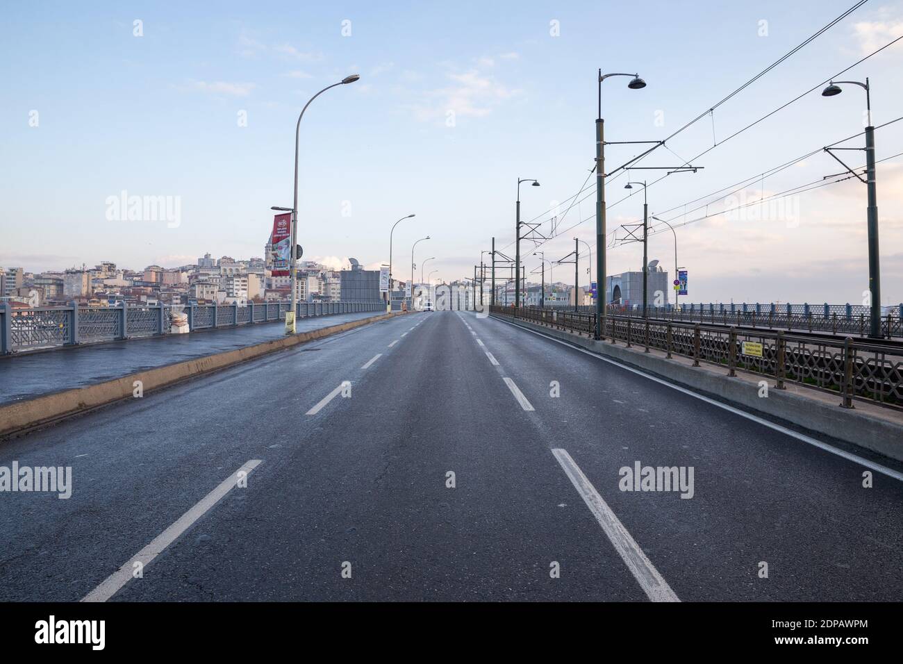 Vista dal Ponte di Galata, Istanbul in Turchia il 6 dicembre 2020. Le strade di Istanbul, che sono vuote a causa del coprifuoco nel fine settimana. Foto Stock