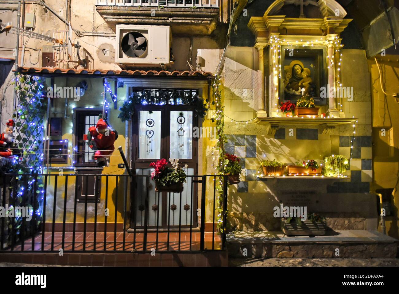 La porta di una casa nella città vecchia di Napoli, Italia. Foto Stock