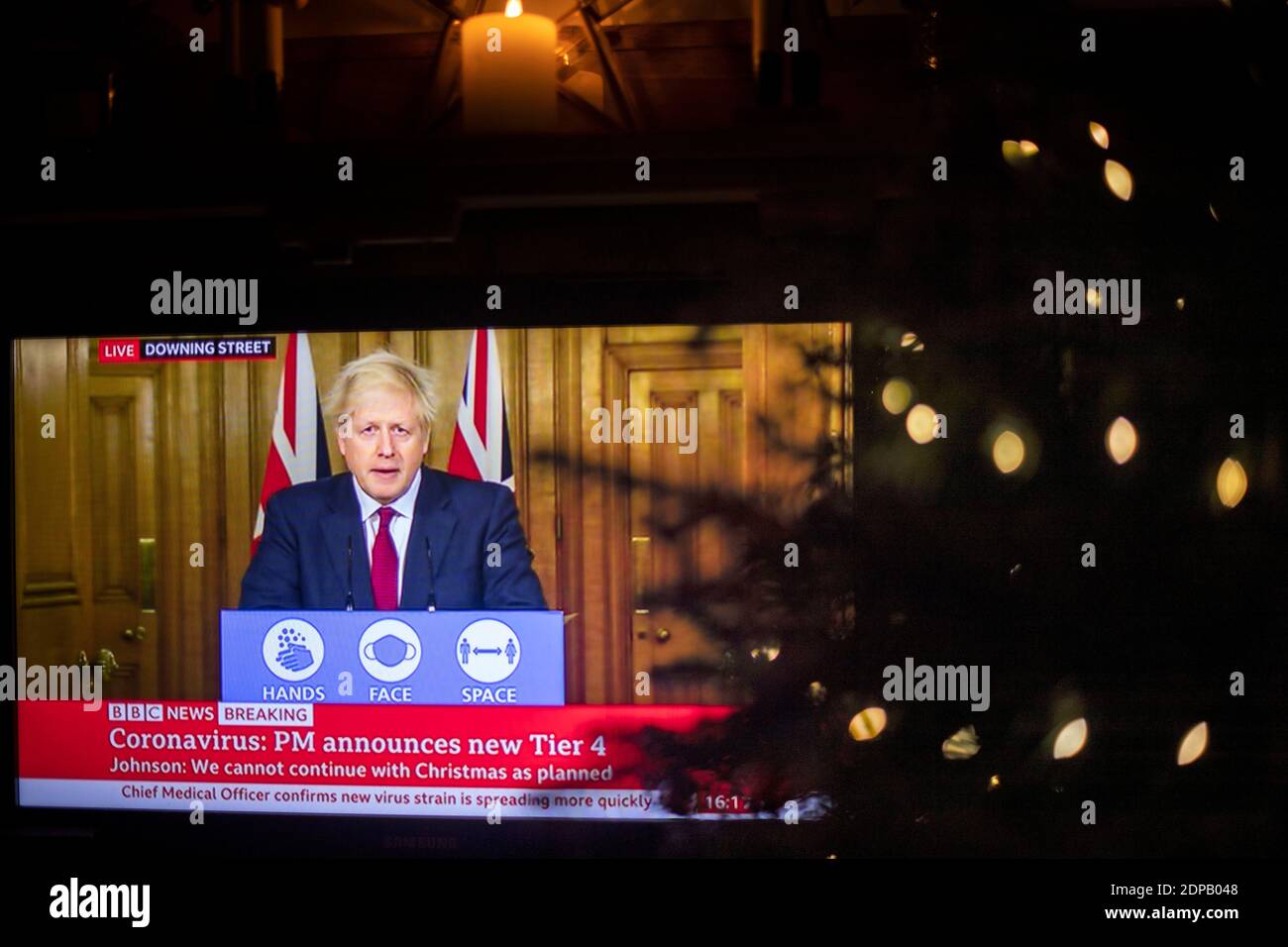 Il primo ministro Boris Johnson in televisione durante un briefing mediatico a Downing Street, Londra, sul coronavirus (COVID-19) e l'introduzione del Tier 4. Foto Stock