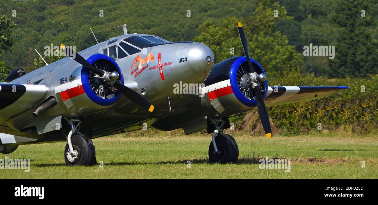 Primo piano di Douglas Dakota Aircraft 'Good Vibrations' 1164 aeromobili su pista. Foto Stock