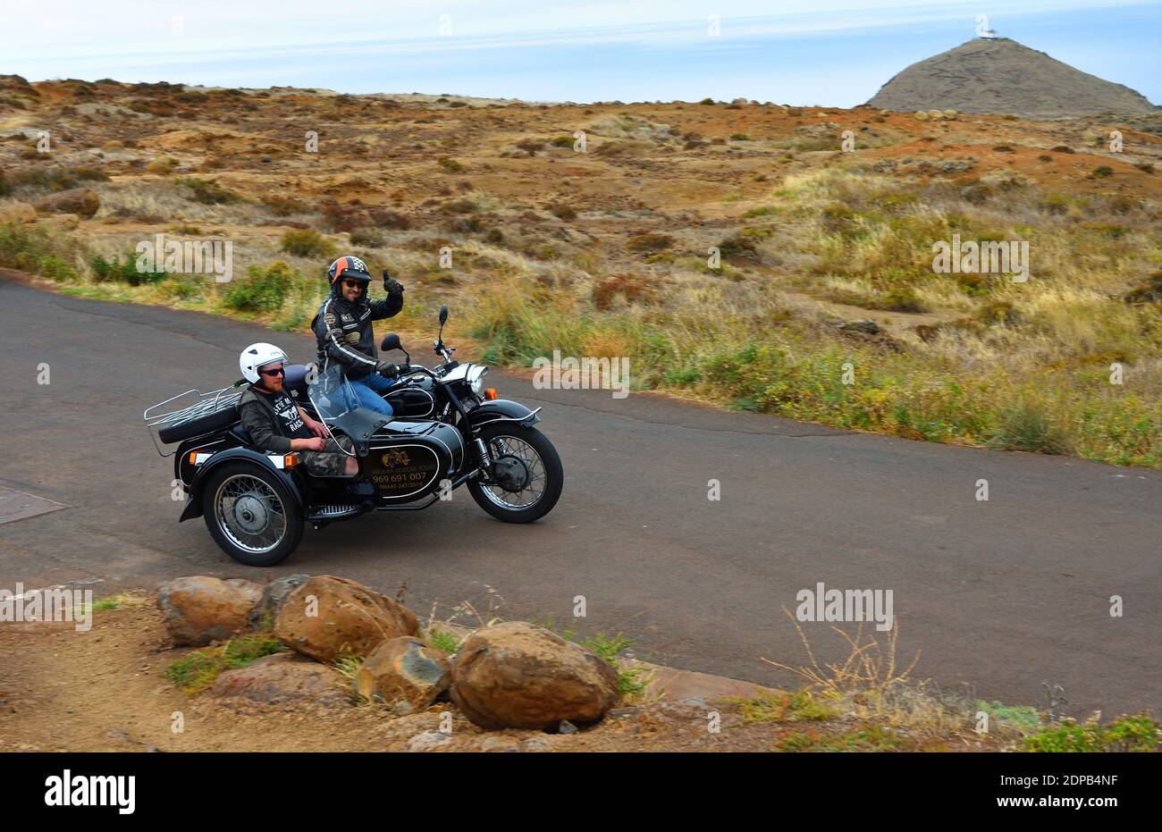 Classica motocicletta e Sidecar con passeggeri utilizzati per effettuare tour dell'isola. Foto Stock