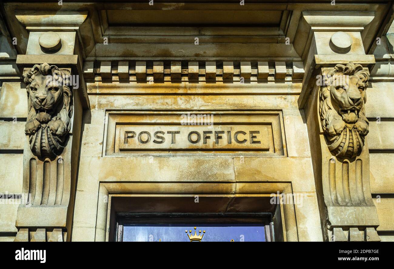 Ufficio postale britannico facciata in pietra con due stampi a testa leone Foto Stock