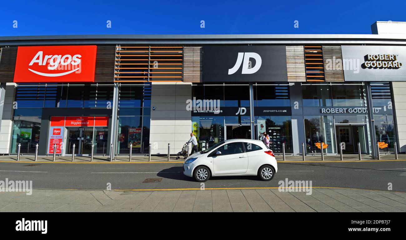 Macchina bianca Ford KA al parco al dettaglio Biggleswade di fronte a JD Sport, Argos e Robert Goddard. Foto Stock