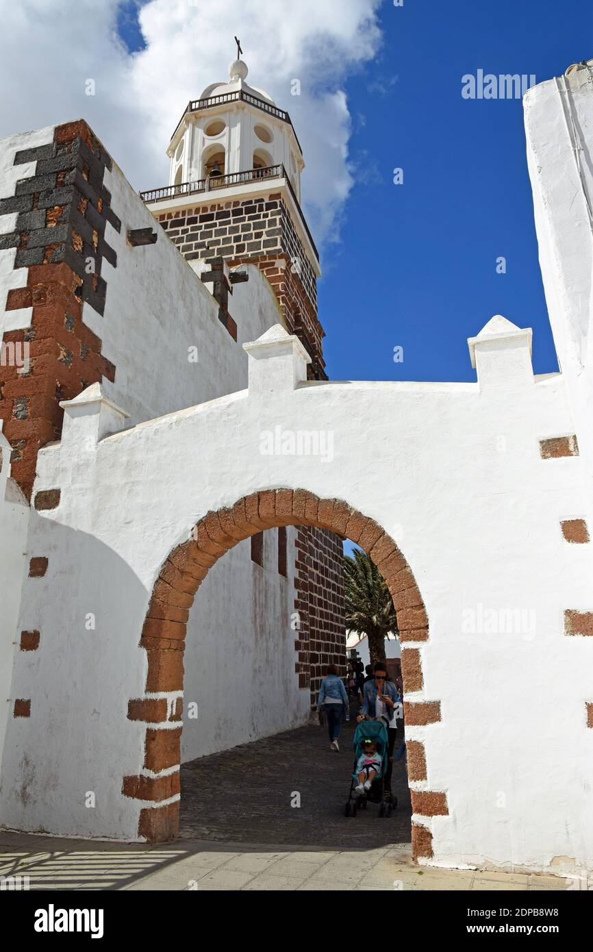 Campanile dipinto di bianco e arco Teguise Lanzarote Foto Stock