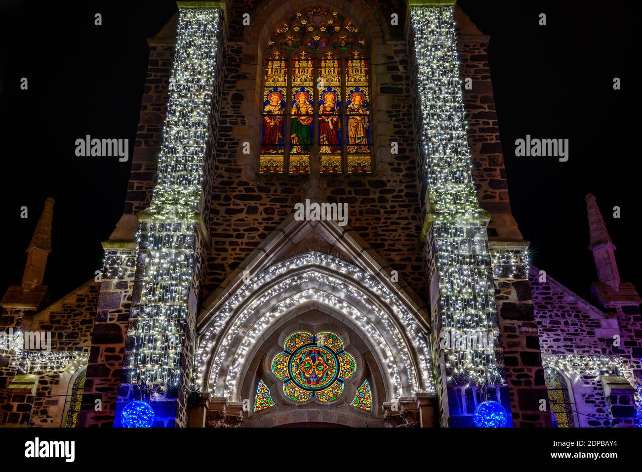 Noel illuminazione della chiesa di pietra francese Foto Stock