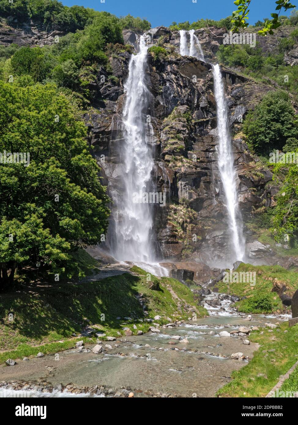 Le cascate dell'Acquafraggia costituiscono un imponente complesso naturale. Il grande interesse geologico presentato dalla sua origine e gli ambientatori risultanti Foto Stock