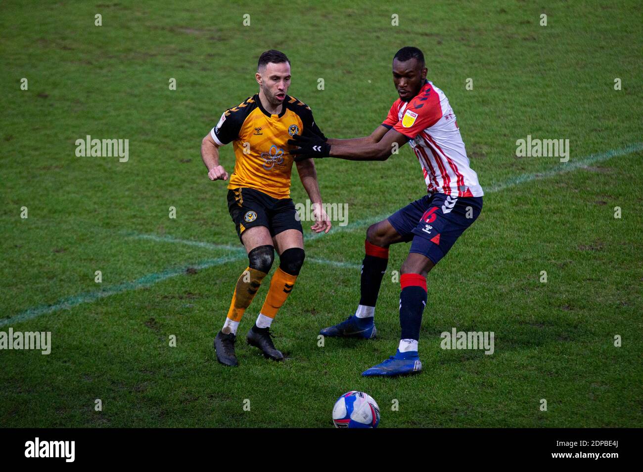 Newport, Regno Unito. 19 dicembre 2020. Robbie Willmott di Newport County (L) in azione contro Brice Ntambwe di Oldham Athletic (R) EFL football League 2 match, Newport County contro Oldham Athletic al Rodney Parade di Newport, Galles sabato 19 dicembre 2020. Questa immagine può essere utilizzata solo per scopi editoriali. Solo per uso editoriale, è richiesta una licenza per uso commerciale. Nessun utilizzo nelle scommesse, nei giochi o nelle pubblicazioni di un singolo club/campionato/giocatore. pic by Lewis Mitchell/Andrew Orchard sports photography/Alamy Live news Credit: Andrew Orchard sports photography/Alamy Live News Foto Stock