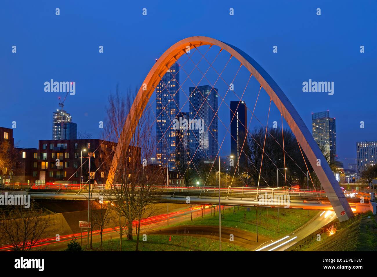 Moderno skyline di Manchester 2021 da sud con Hulme Arch e Princess Road da sud e dall'aeroporto di Manchester. Foto Stock