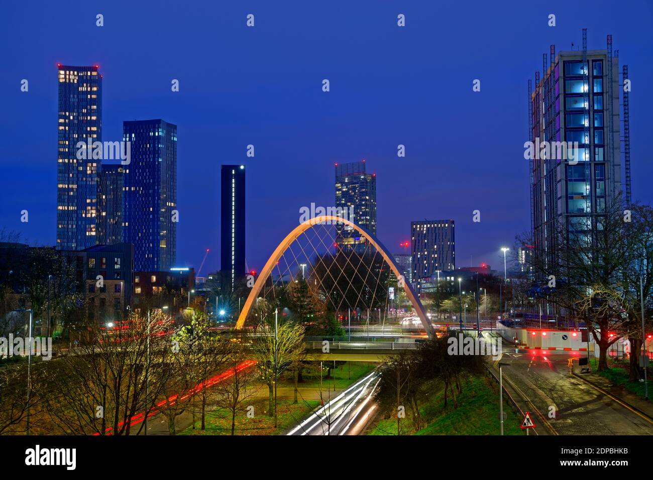 Moderno skyline di Manchester 2021 da sud con Hulme Arch e Princess Road da sud e dall'aeroporto di Manchester. Foto Stock