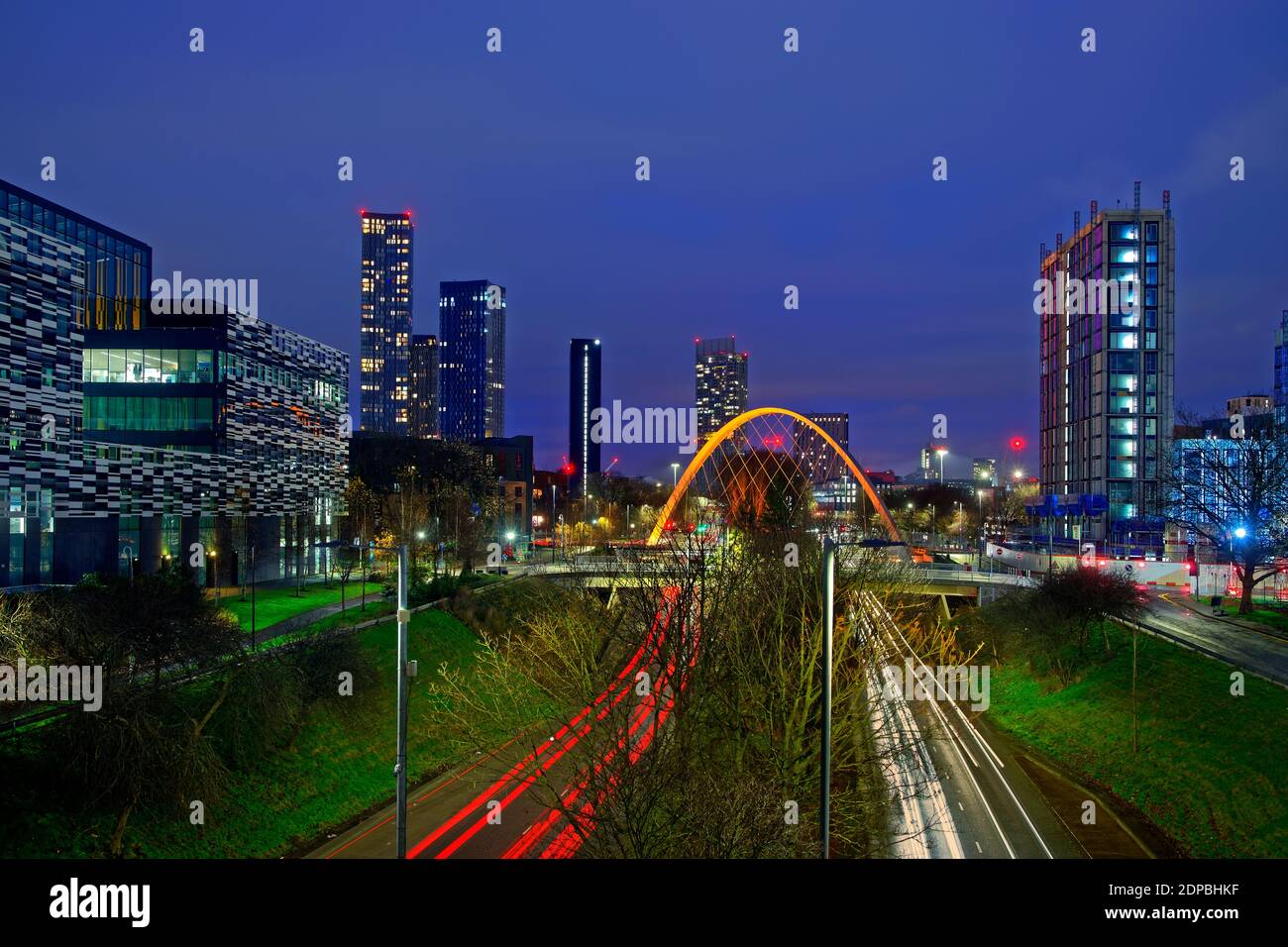 Moderno skyline di Manchester del 2021 da sud con Hulme Arch e parte della Manchester Metropolitan University sulla sinistra. Foto Stock