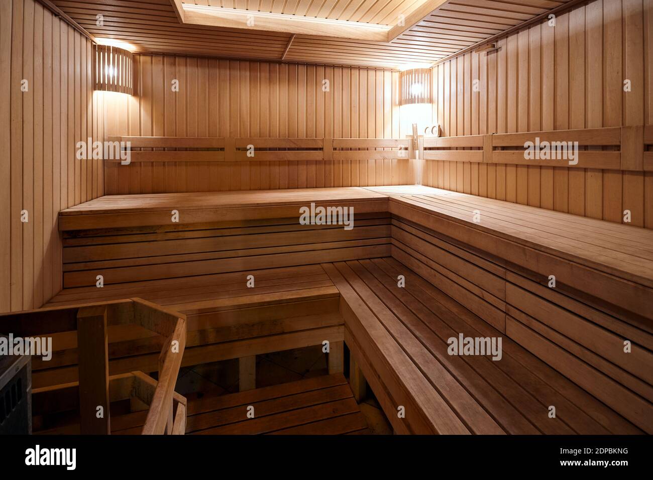 Sauna russa bagno in legno pulito con stufa e lanterne in legno igrometro e termometro. Il bagno e la sauna sono buoni mezzi per prevenire i disordini Foto Stock