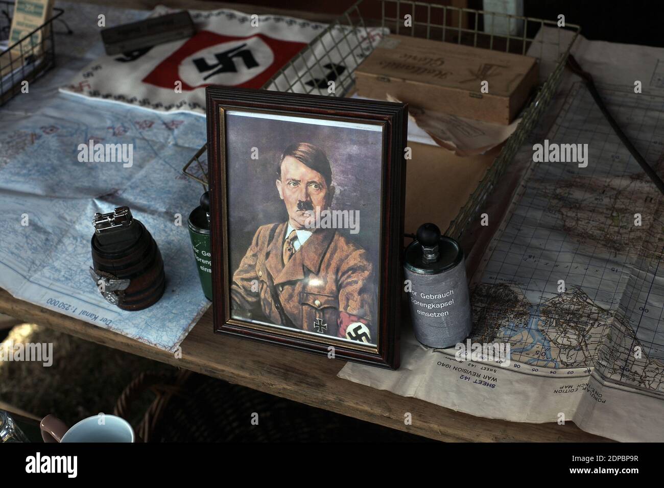 GRAN BRETAGNA/Inghilterra/Kent/foto incorniciata da Adolf Hitler sulla scrivania durante lo spettacolo di ricostruzione della guerra e della pace. Foto Stock