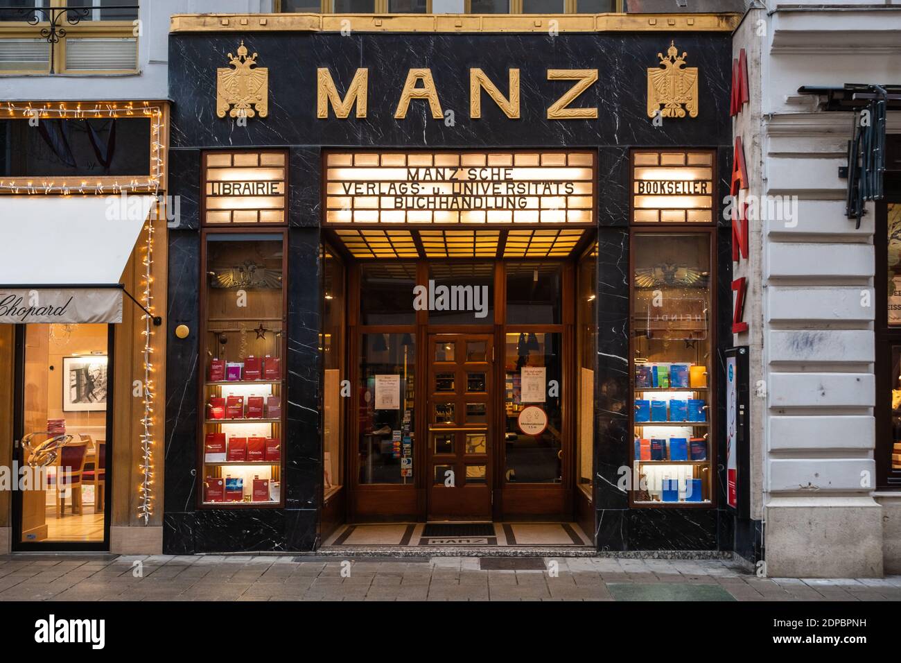 Vienna, Austria - Decembter 19 2020: Portale della libreria Manz Buchhandlung progettato da Adolf Loos. Foto Stock