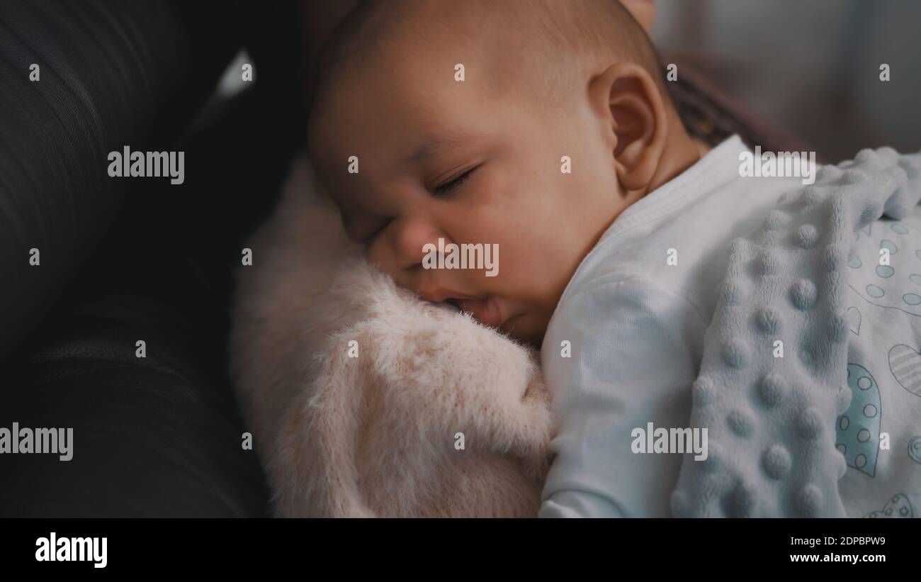 Adorabile neonato che dorme sulla spalla dei padri. Foto di alta qualità Foto Stock