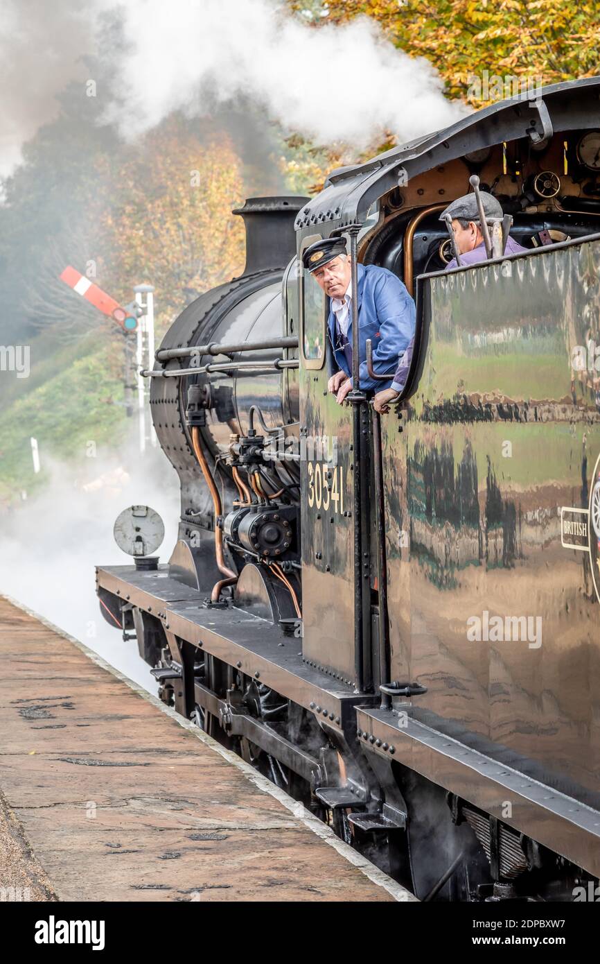 BR 'Q' 0-6-0 No. 30541 attende a Horsted Keynes sulla linea ferroviaria Bluebell Foto Stock