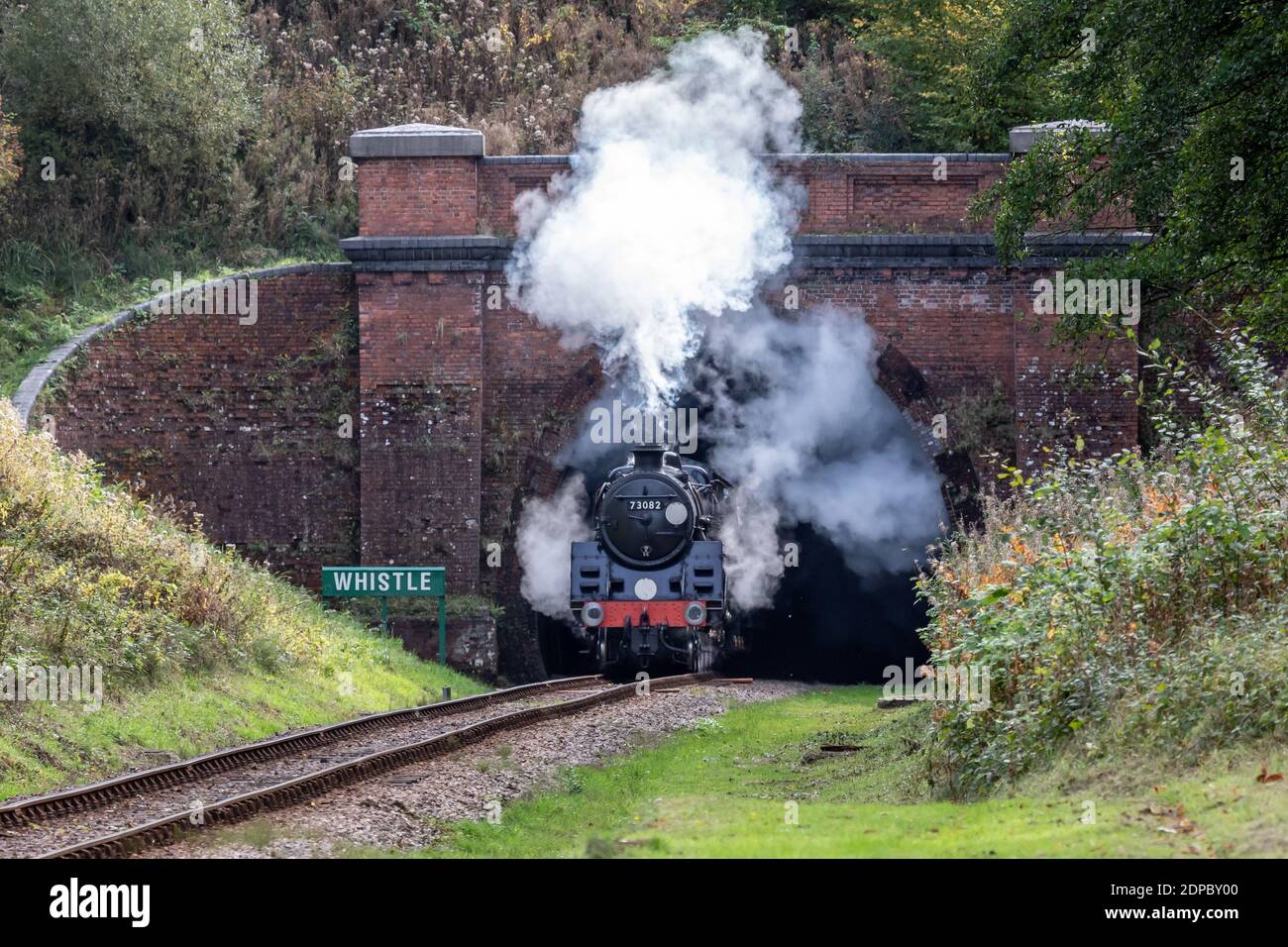 BR '5MT' 4-6-0 No. 73082 'Camelot' lascia il tunnel di Sharpthorne sulla linea ferroviaria Bluebell Foto Stock