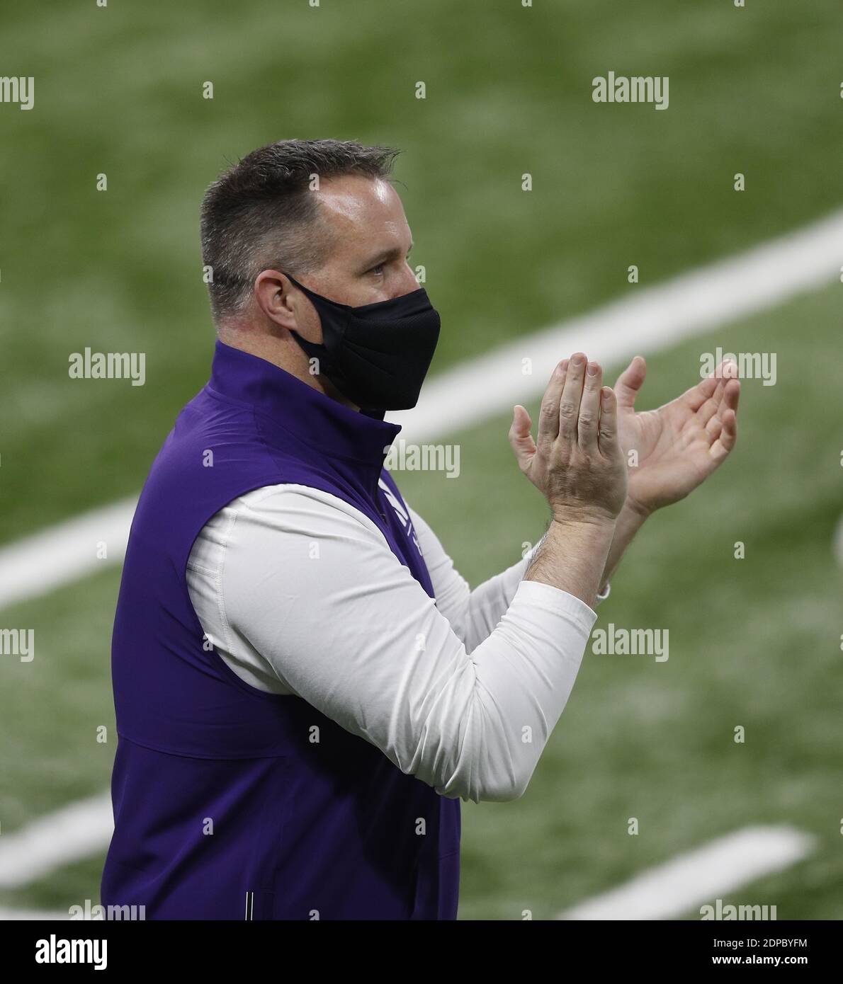 Indianapolis, Stati Uniti. 19 dicembre 2020. Il capo allenatore del Northwestern Wildcats Pat Fitzgerald si batte prima dell'inizio della partita dei Big Ten Championship contro l'Ohio state Buckeyes sabato 19 dicembre 2020 a Indianapolis, Indiana. Foto di Aaron Josefczyk/UPI Credit: UPI/Alamy Live News Foto Stock