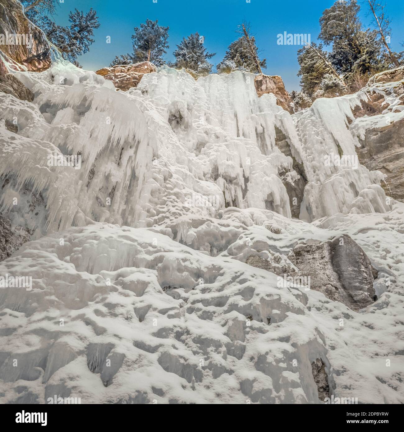 La cataratta congelati cade in elk creek bacino lungo il Rocky Mountain Front vicino a Augusta, montana Foto Stock