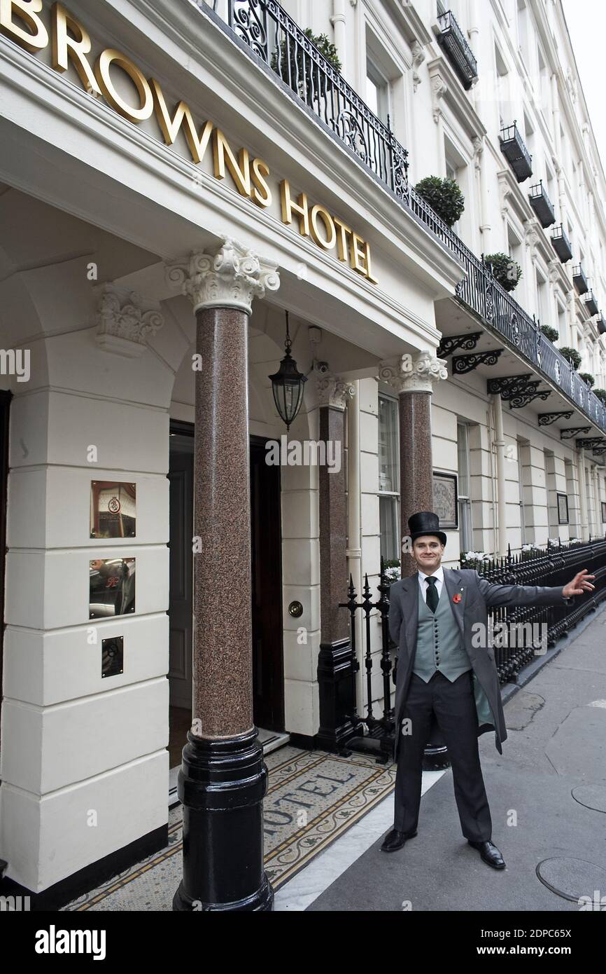 GRAN BRETAGNA / Inghilterra / Londra /Brown's Hotel è un hotel di lusso situato nel centro di Londra a Mayfair.The Doorman sta chiamando un taxi Foto Stock