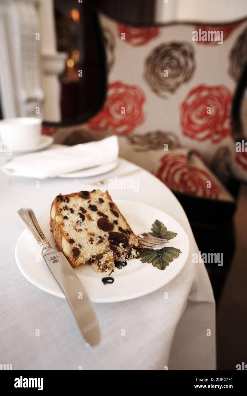 Tè pomeridiano con torta al Browns Hotel a Mayfair London UK Foto Stock