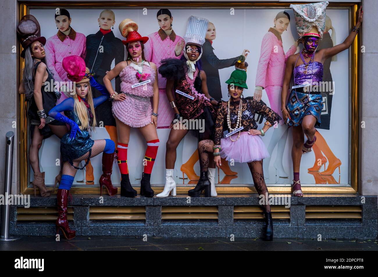 Londra, Regno Unito. 19 dicembre 2020. I modelli prendono parte a un flashmob attraverso Mayfair per il designer Pierre Garroudi. Credit: Stephen Chung / Alamy Live News Foto Stock