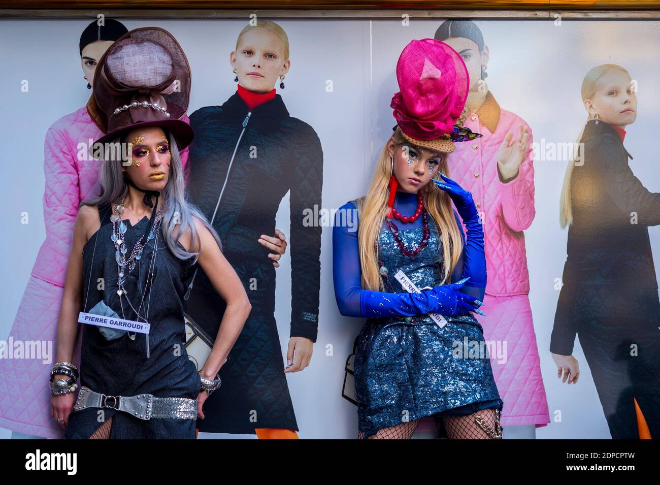 Londra, Regno Unito. 19 dicembre 2020. I modelli prendono parte a un flashmob attraverso Mayfair per il designer Pierre Garroudi. Credit: Stephen Chung / Alamy Live News Foto Stock
