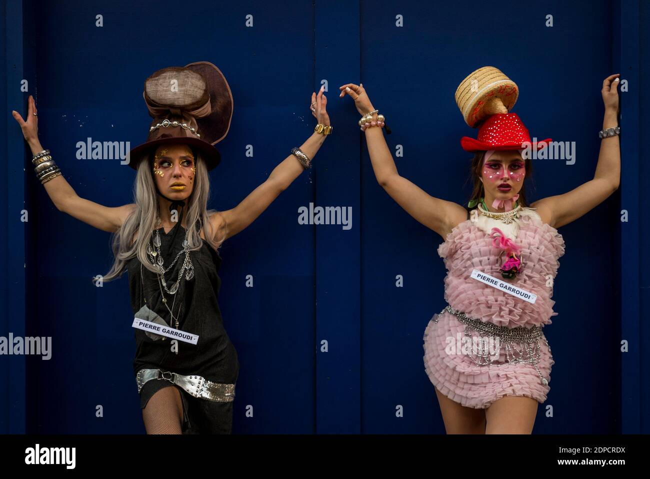 Londra, Regno Unito. 19 dicembre 2020. I modelli prendono parte a un flashmob attraverso Mayfair per il designer Pierre Garroudi. Credit: Stephen Chung / Alamy Live News Foto Stock