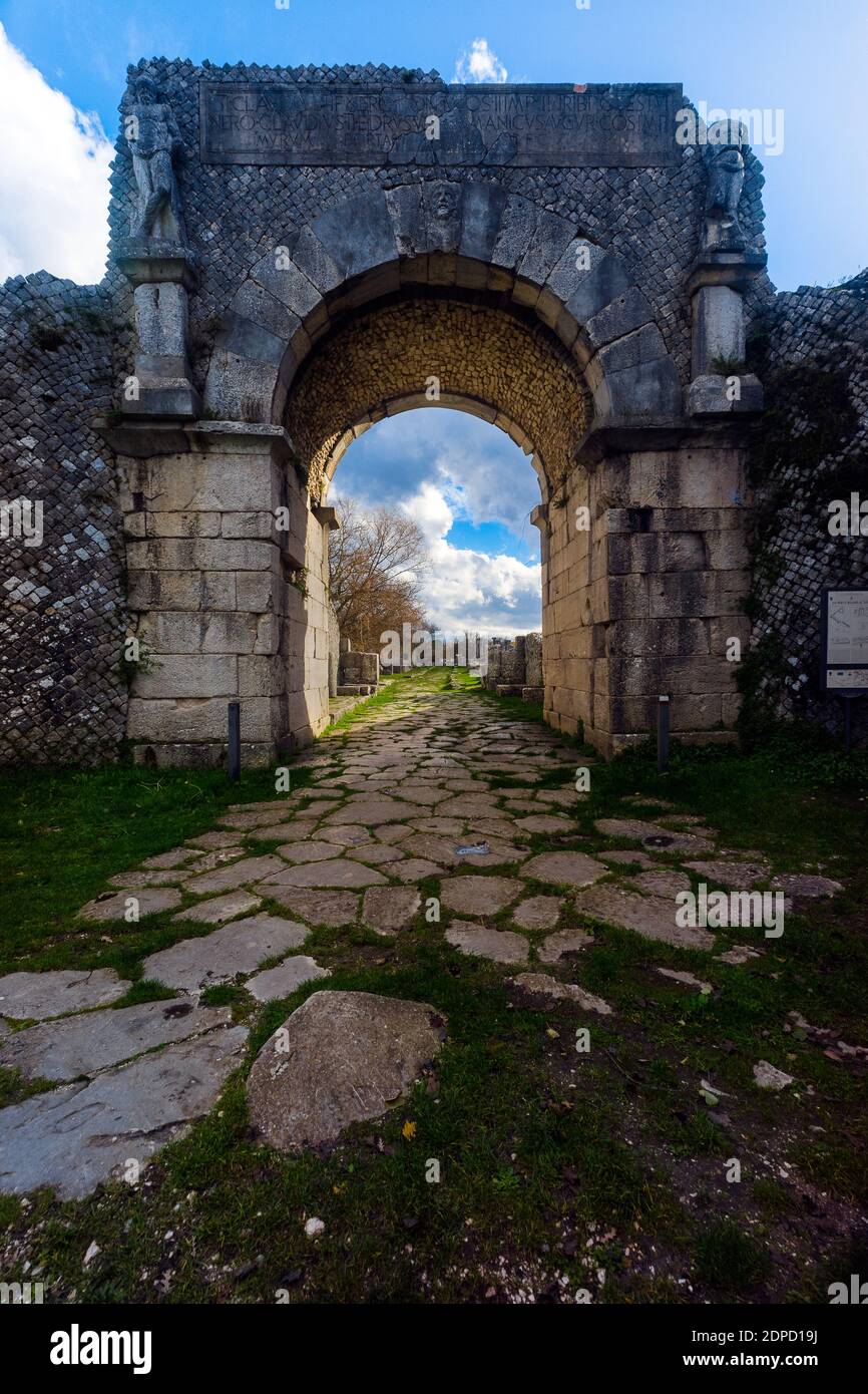 Altilia, Sepino, Molise, Italy, 12/05/2020: Porta Bovianum e Decumanum Foto Stock