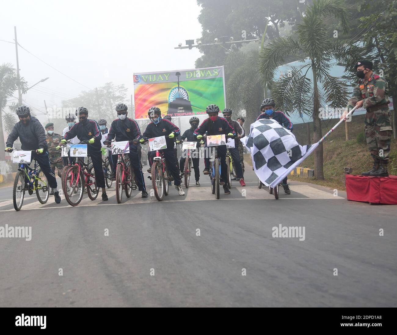 I cadetti del NCC sono in bicicletta in occasione del 50° anniversario di Vijay Diwas, ad Agartala. Vijay Diwas è commemorato il 16 dicembre in Bangladesh, per osservare la vittoria militare indiana sul Pakistan nella guerra del 1971 per la liberazione del Bangladesh dal Pakistan. Agartala, Tripura, India. Foto Stock