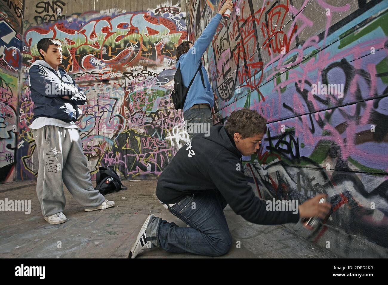 GRAN BRETAGNA / Londra / Arte di strada / i bambini piccoli stanno spruzzando un graffiti. Foto Stock