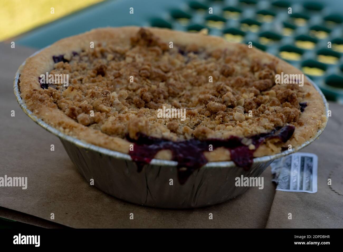 Crumble Top di torta di frutta fresca su sacchetto di carta marrone Foto Stock