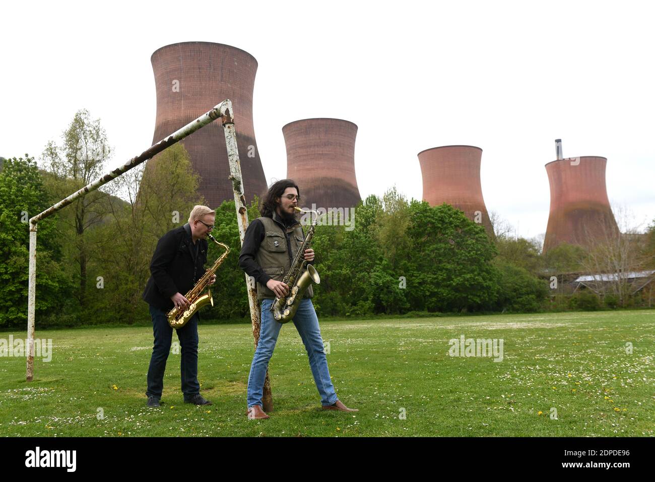 I sassofonisti lo suonano fresco di fronte alla centrale elettrica Ironbridge Torri di raffreddamento Gran Bretagna 2019 UNA DI UNA SERIE DI IMMAGINI DI DAVE BAGNALL FOTOGRAFIA Foto Stock