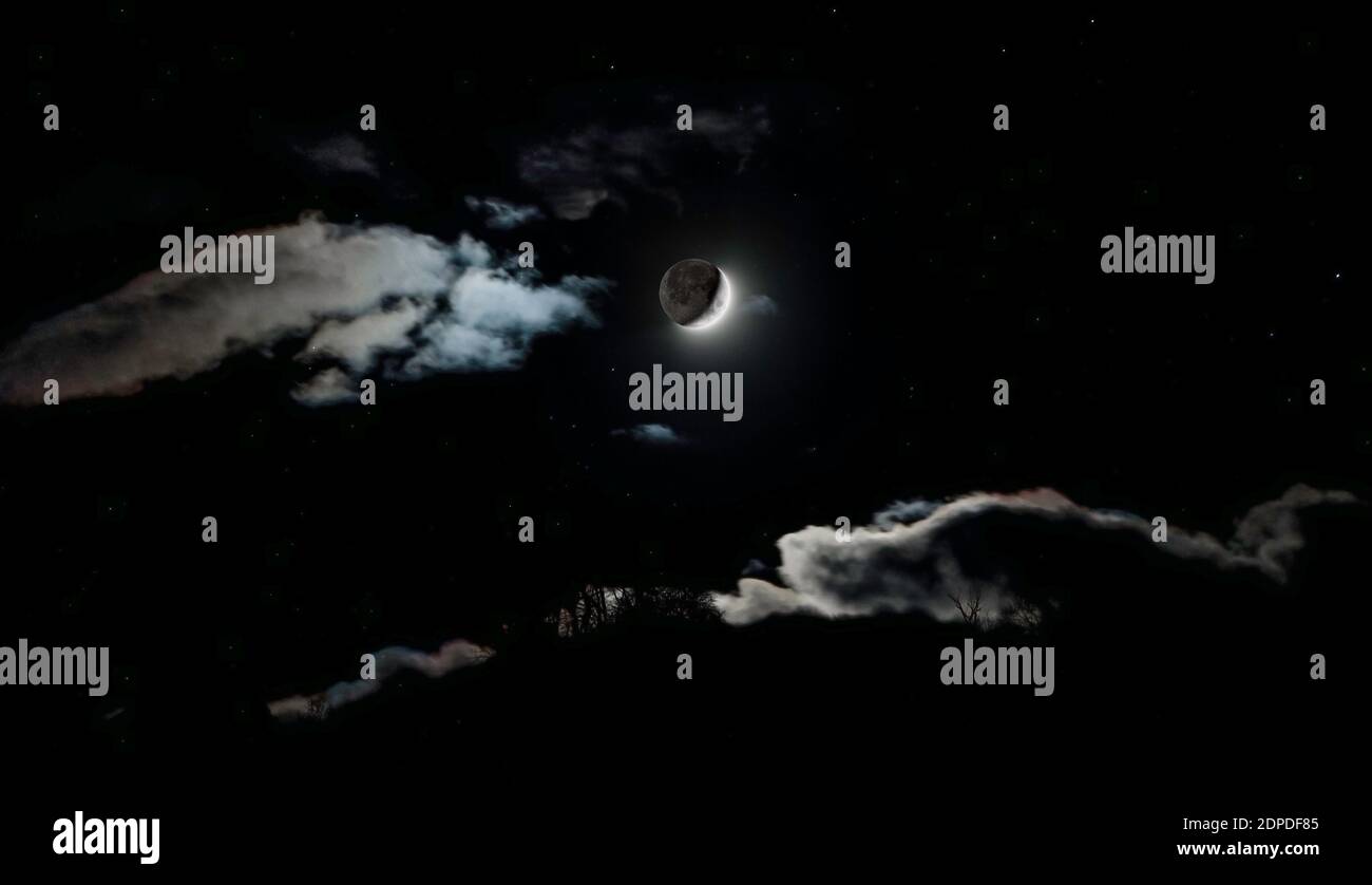 Luna Nuova tra le nuvole Foto Stock