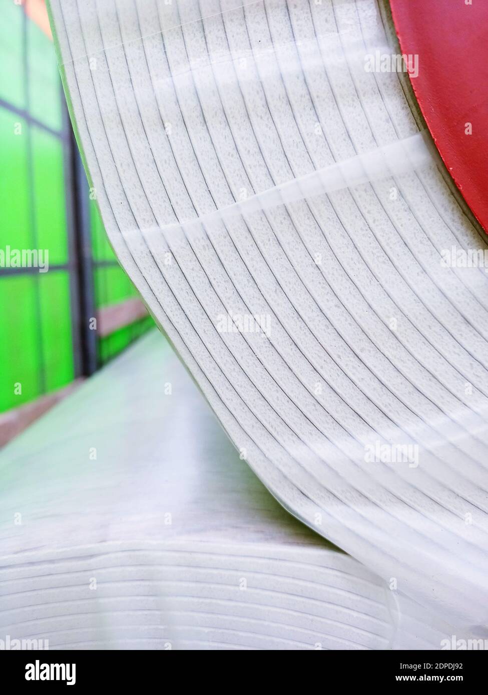 Un rotolo di linoleum nella sua confezione originale. Foto Stock