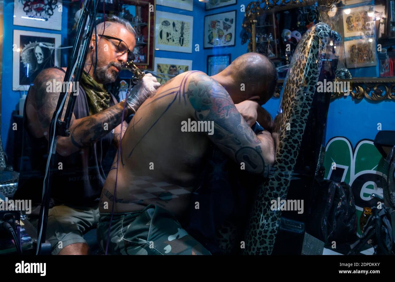 L'uomo viene tatuato a Buenos Aires, Argentina Foto Stock
