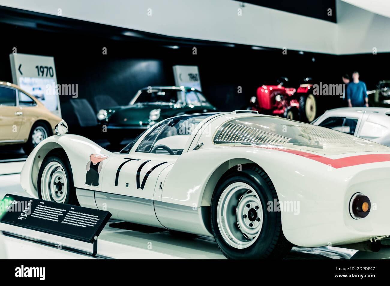 STOCCARDA, Germania 6 marzo 2020: La Porsche 906 ZDF nel Museo Porsche. Auto da corsa per uso stradale 1966. Foto Stock