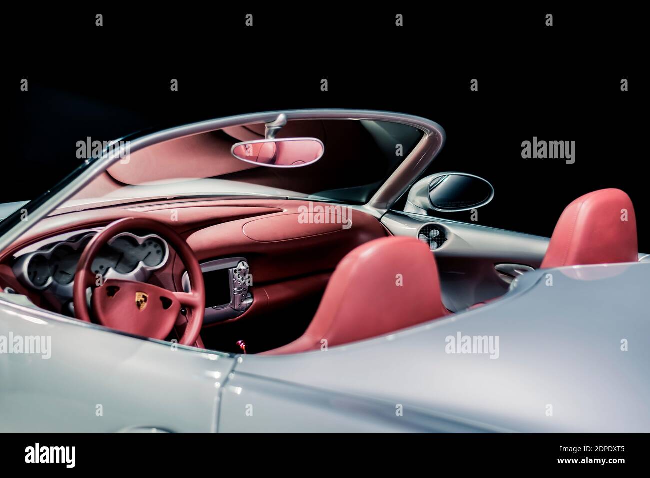 STOCCARDA, Germania 6 marzo 2020: La Porsche Boxster Studie (cabrio) 1993 al Porsche Museum. Interni in pelle rossa, specchietto retrovisore asimmetrico. Foto Stock