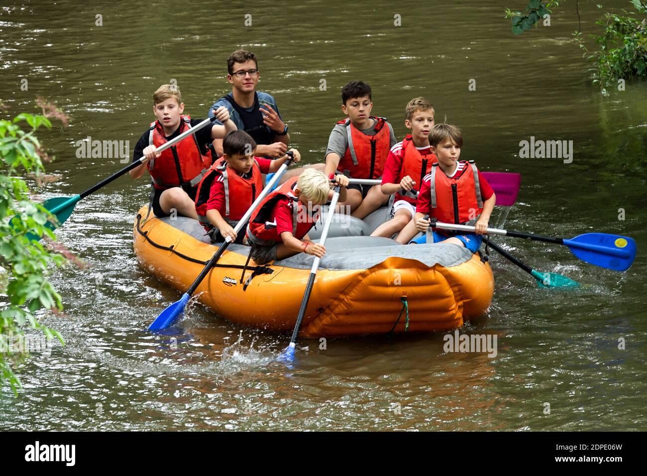 Un gruppo di bambini in giubbotti di salvataggio scende Mlýnský potok, rafting sul fiume, Olomouc centro città Repubblica Ceca Foto Stock