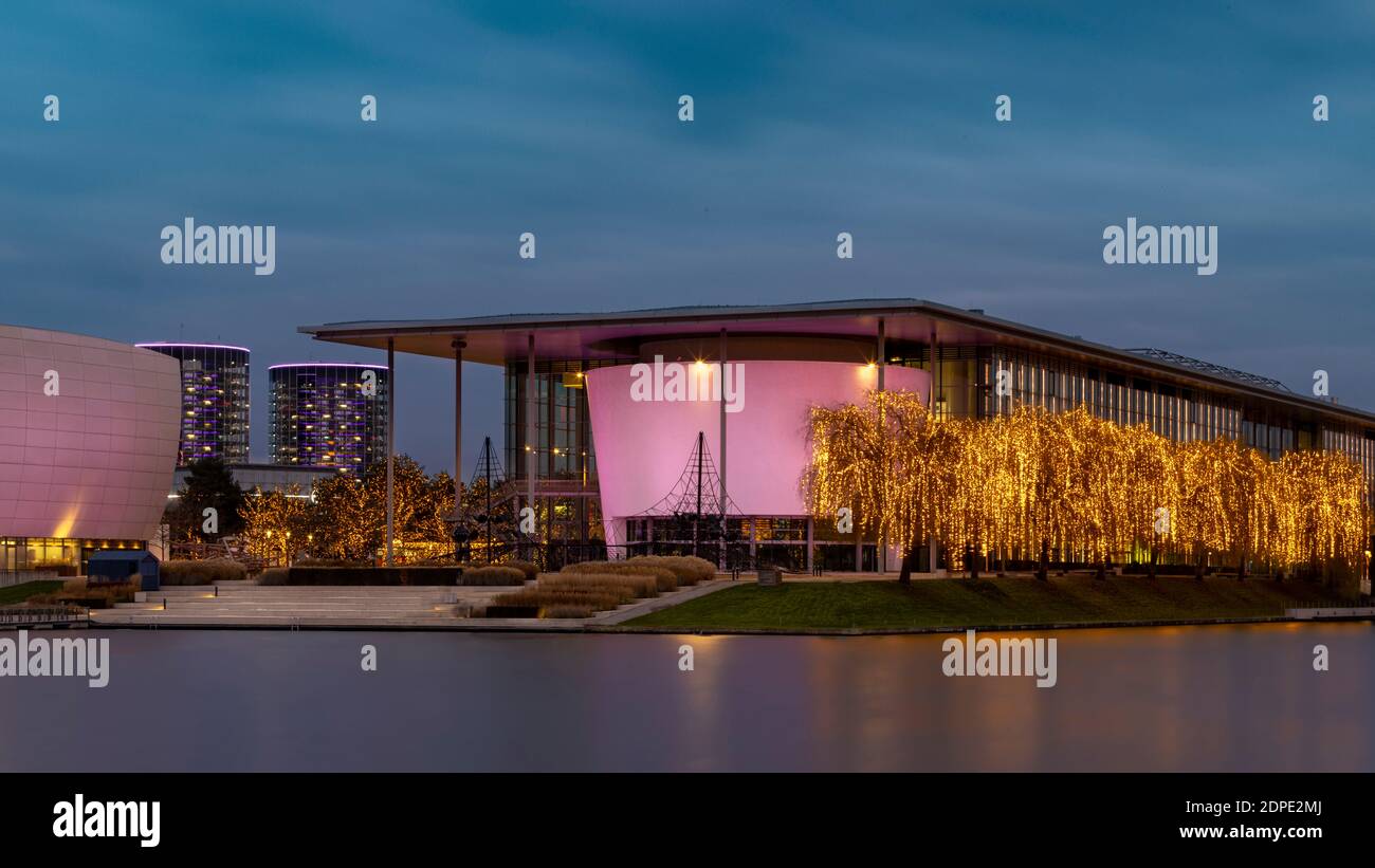 Volkswagen Autostadt e lo stabilimento automobilistico sono importanti punti di riferimento di Wolfsburg. Entrambi sono splendidamente illuminati per la stagione delle vacanze. Foto Stock