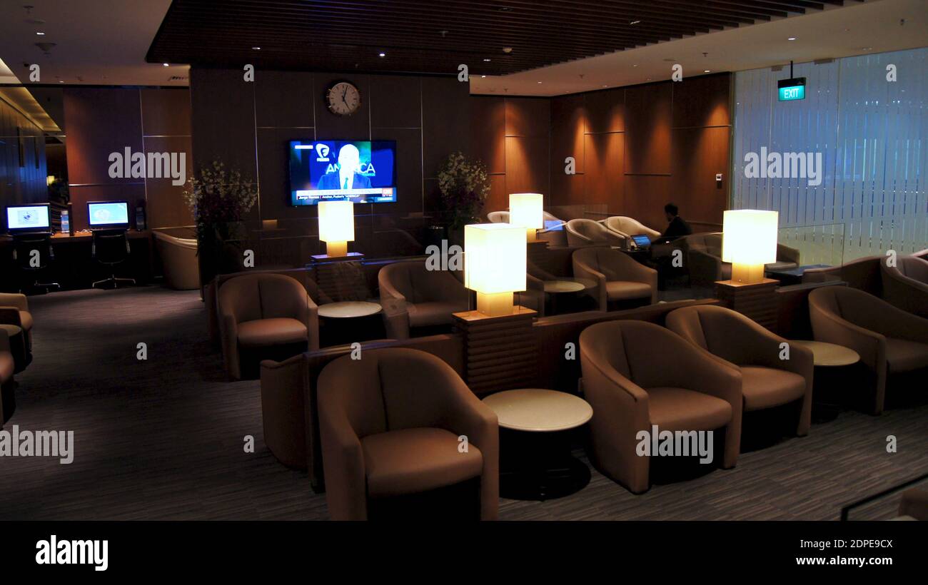 SINGAPORE, SINGAPORE - 14 APRILE 2015: Interno di lounge premium in un aeroporto internazionale con comodi posti a sedere Foto Stock
