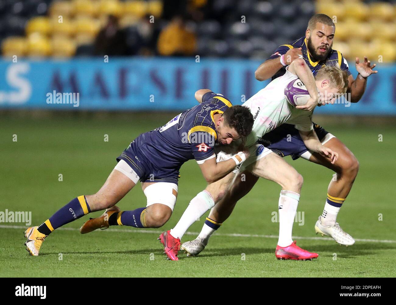 Il Mat Protheroe degli ospreys viene affrontato da Nick David dei Worcester Warriors e Ollie Lawrence (a sinistra) durante la partita della Heineken Challenge Cup al Sixways Stadium di Worcester. Foto Stock