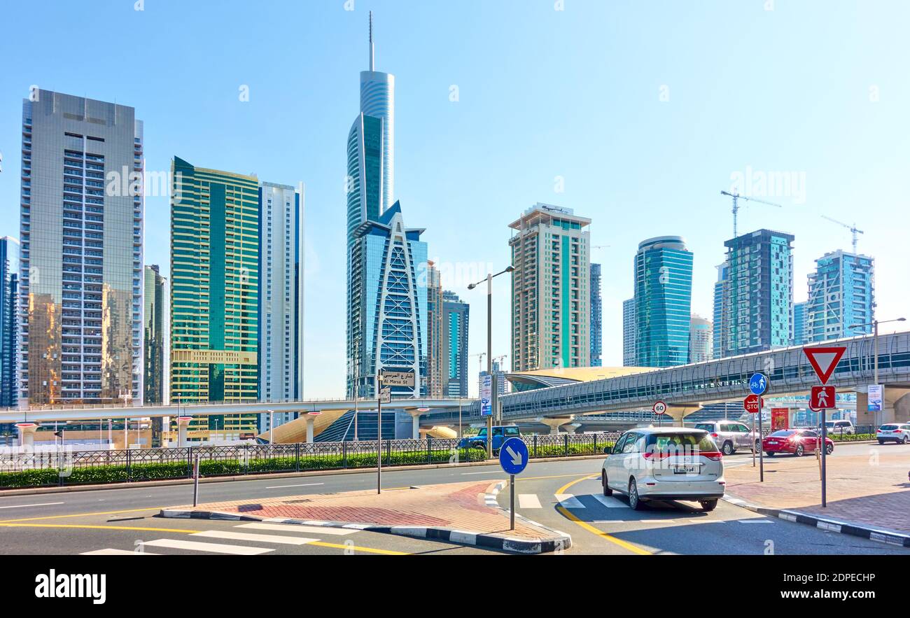 Dubai, Emirati Arabi Uniti - 30 gennaio 2020: Sheikh Zayed Road vicino alla stazione della metropolitana di Business Bay a Dubai, Emirati Arabi Uniti Foto Stock