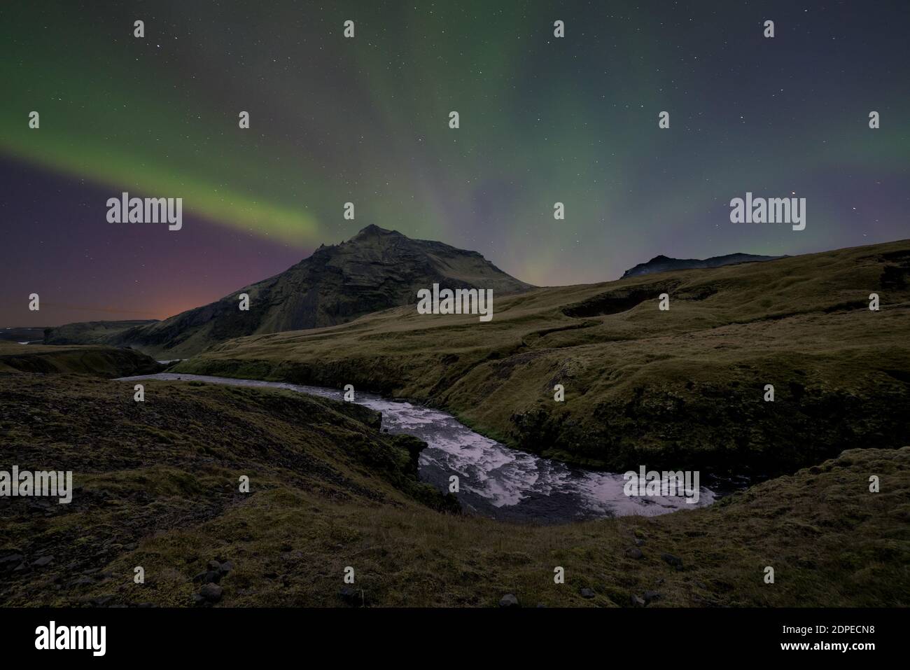 L'aurora boreale Sul fiume Skoga in Islanda Foto Stock