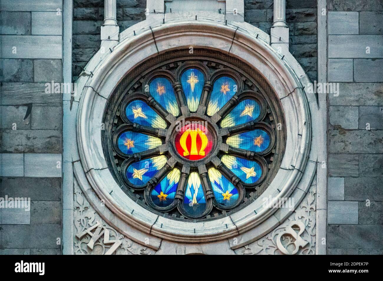 Vecchia vetrata circolare vintage in chiesa, Montreal, Canada Foto Stock