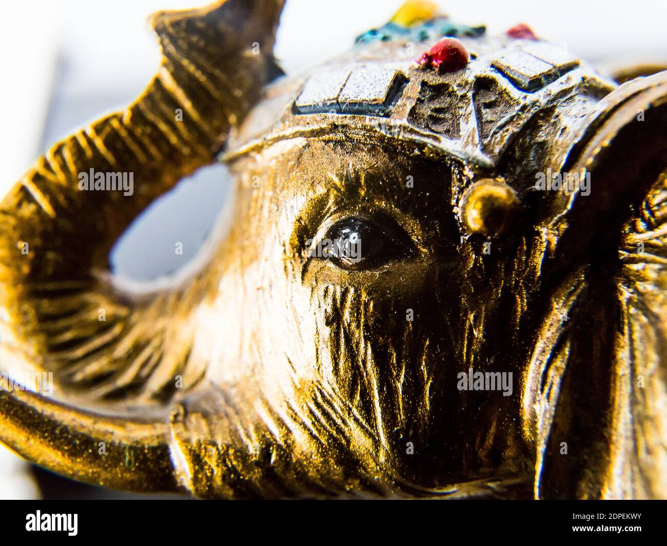 Un primo piano di una scultura di un elefante d'oro Foto Stock