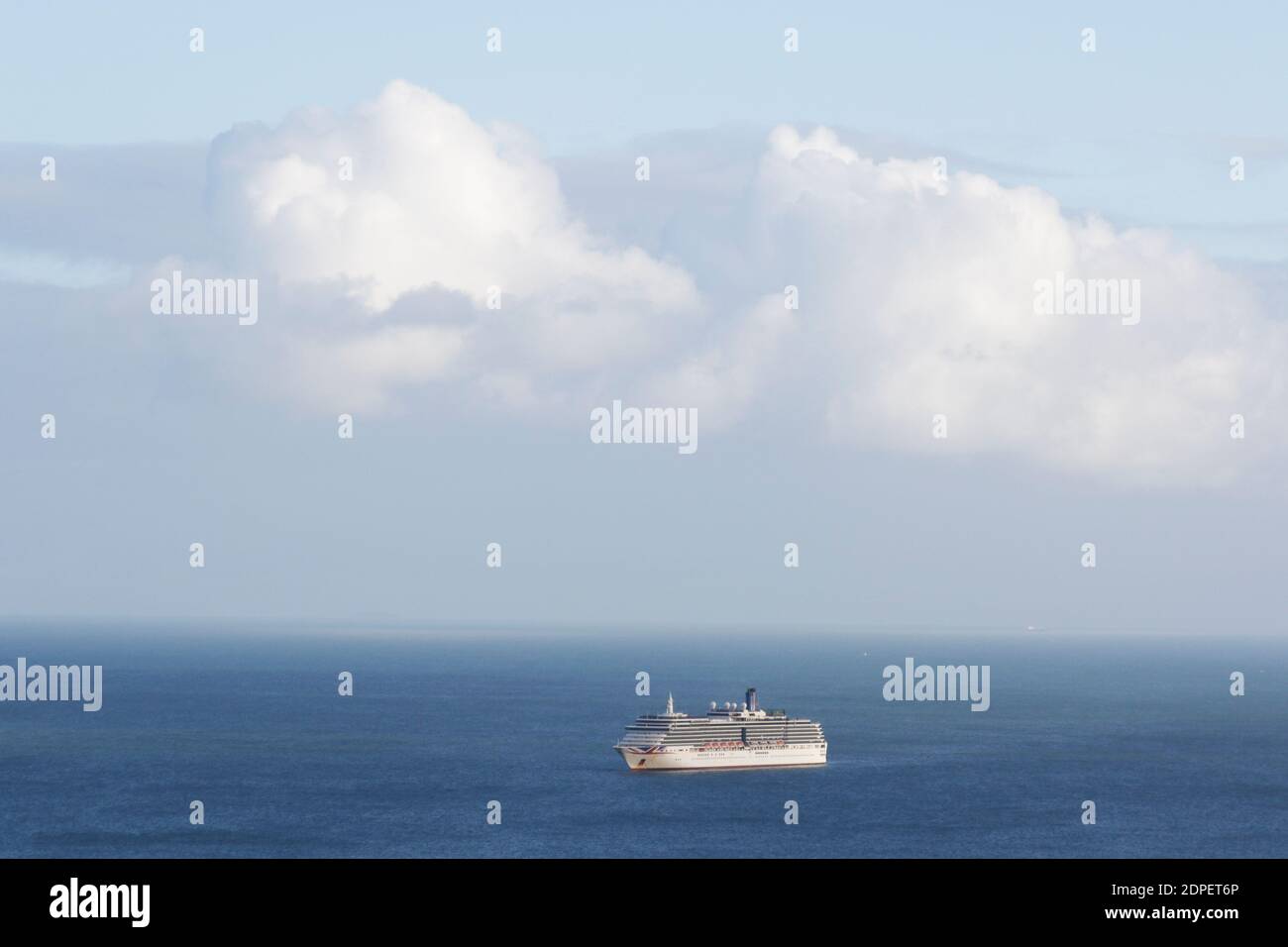 La nave da crociera Arcadia ormeggiata a Babbacombe Bay durante il Crisi del virus corona 2020 Foto Stock