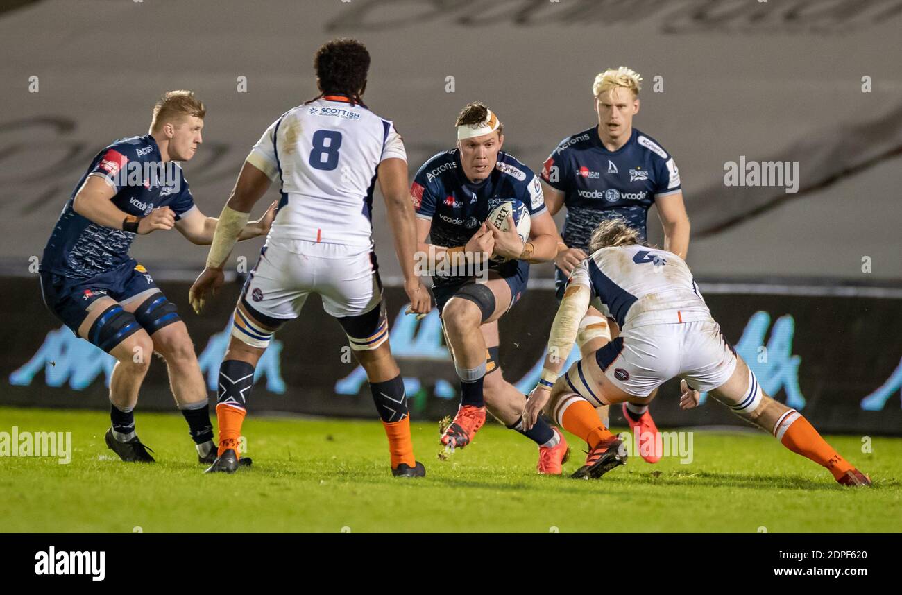19 dicembre 2020; AJ Bell Stadium, Salford, Lancashire, Inghilterra; European Champions Cup Rugby, sale Sharks contro Edimburgo; JP du Preez of sale Sharks attacca la linea di Edimburgo Foto Stock
